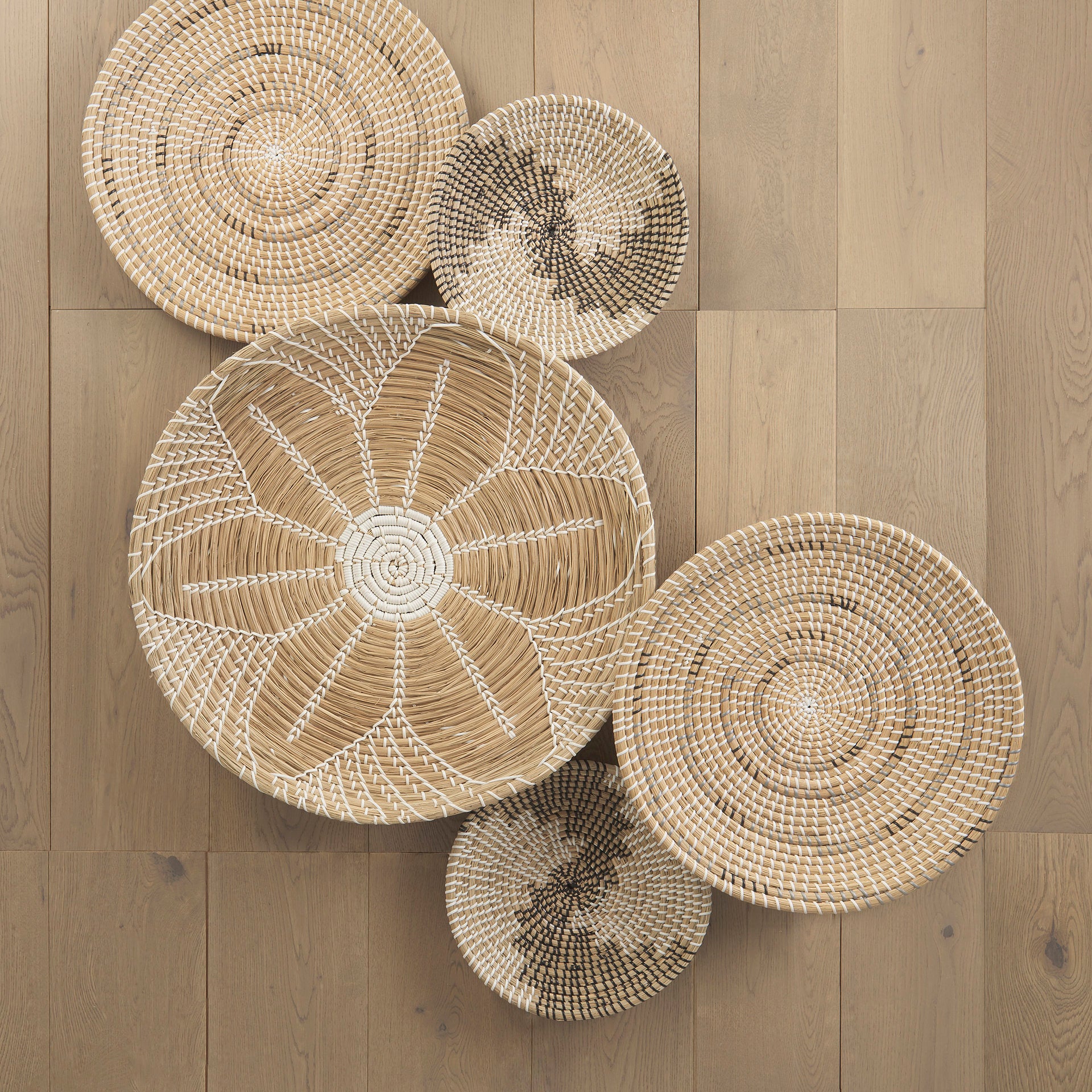 Luna Seagrass Round Hanging Plate-thumbmail-11