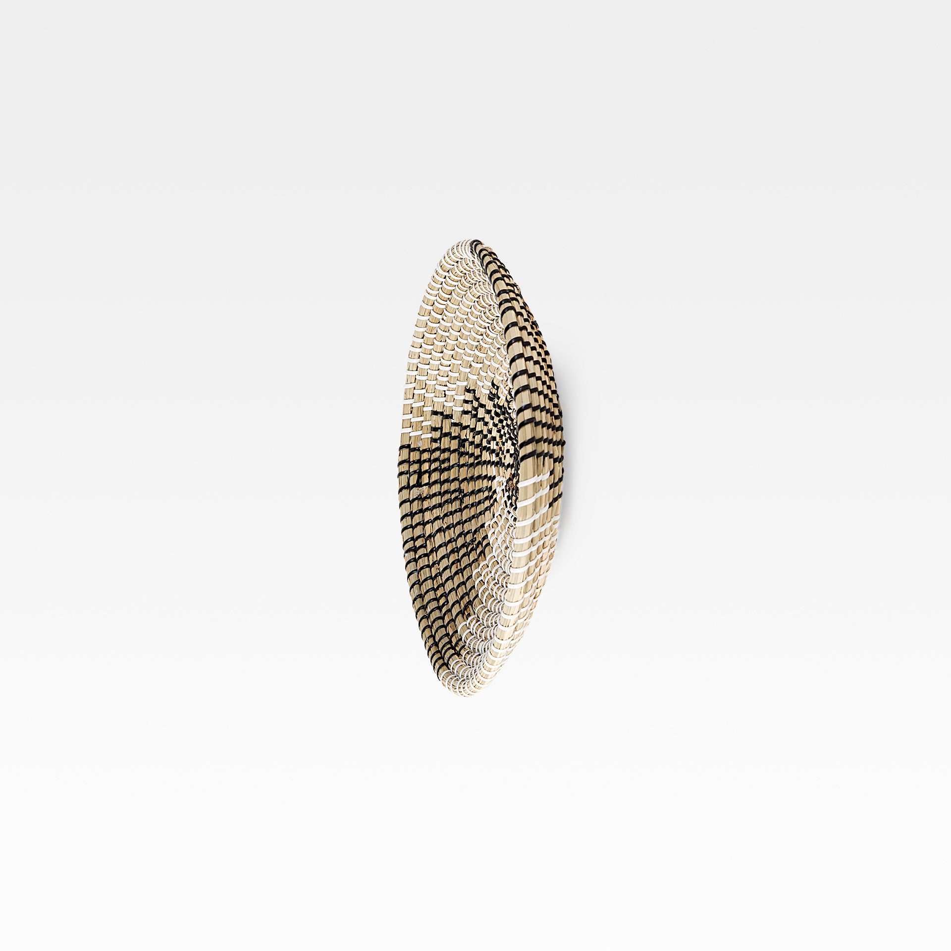 Luna Seagrass Round Hanging Plate-thumbmail-3