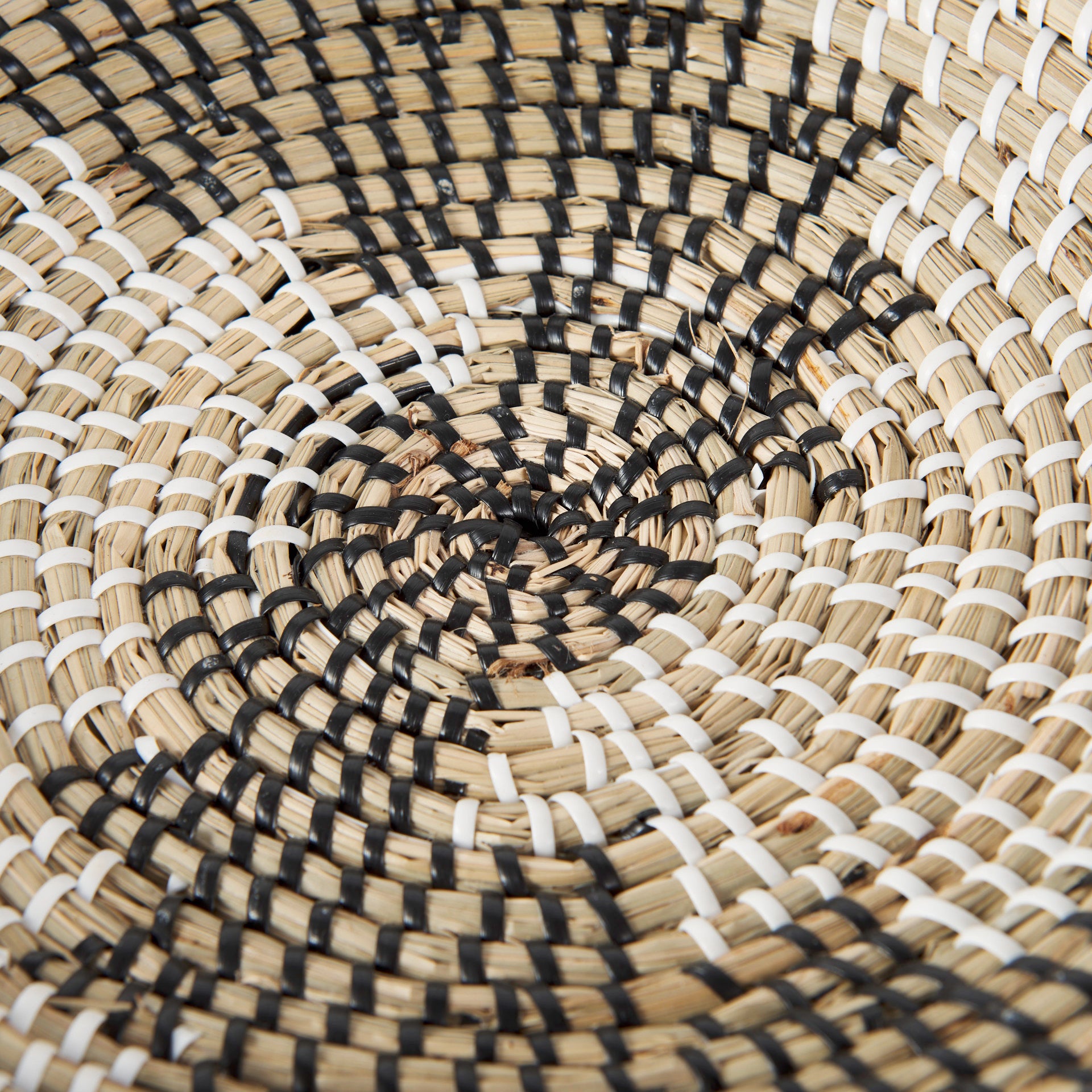 Luna Seagrass Round Hanging Plate-thumbmail-8