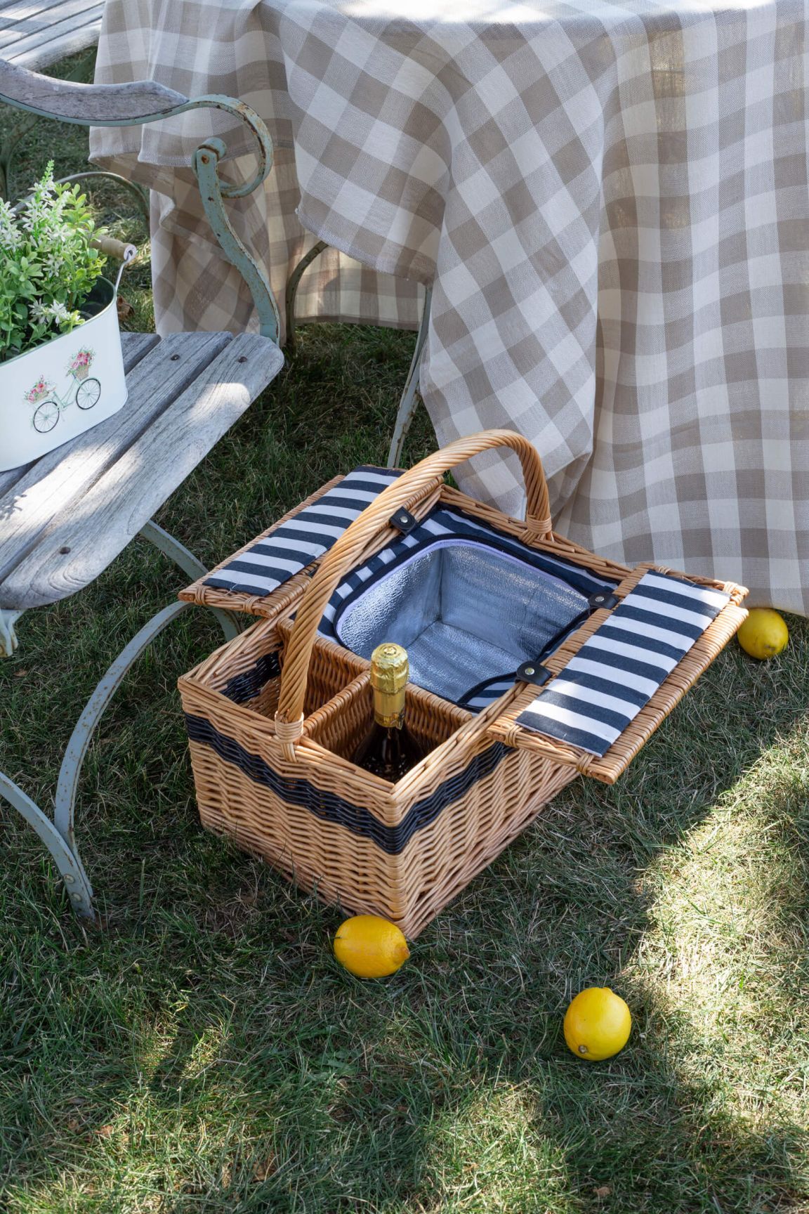 Willow Picnic Basket With Insulated Cooler for 2 Wine Bottles