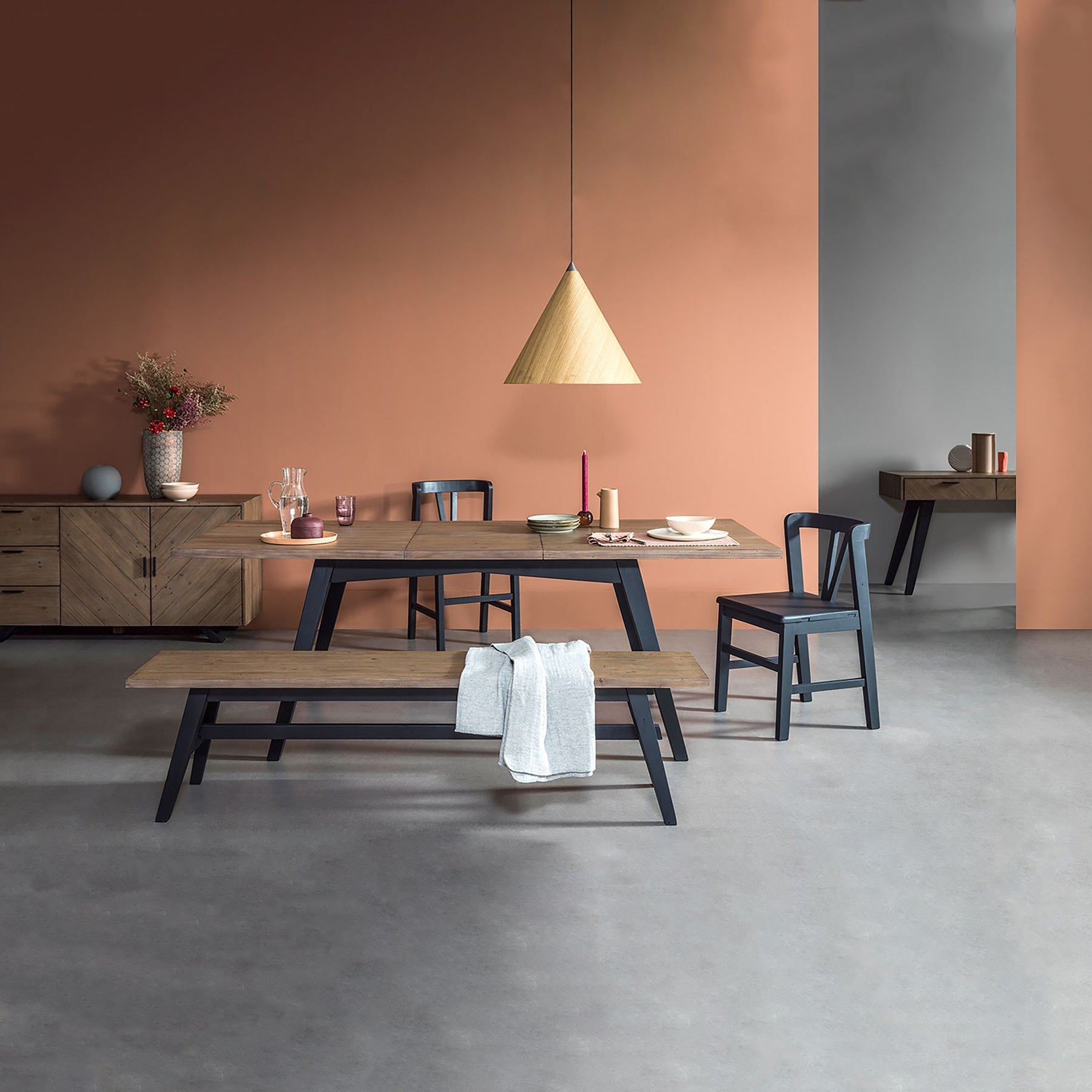 Frodo Extension Dining Table - Sundried Wheat - Matte Black