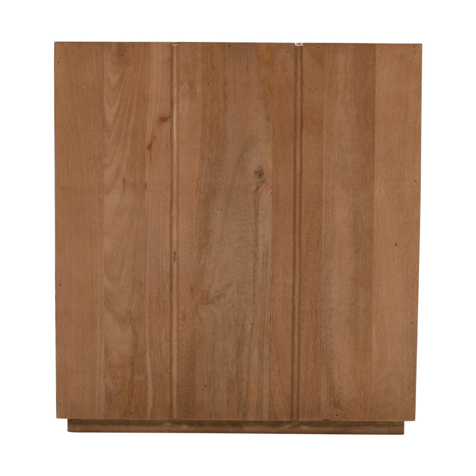 Straight-on side profile view highlighting the seamless vertical wood planks and the recessed plinth base of the cube table
