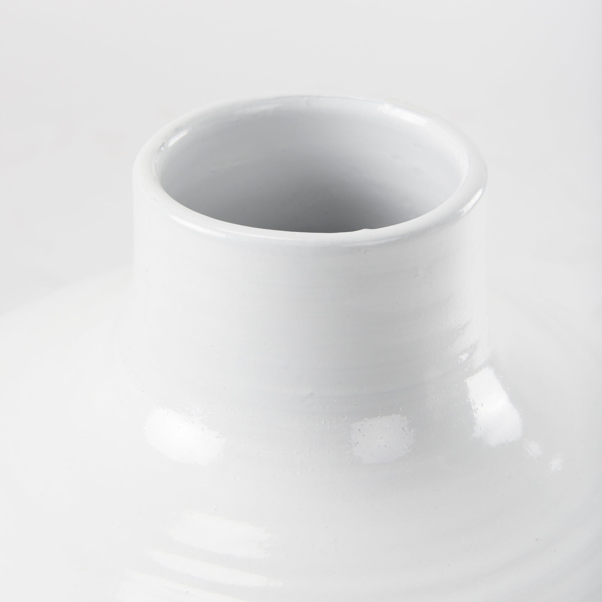 White and Beige Ceramic | 24.4H_3